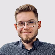 Remigiusz w granatowej koszuli i okularach